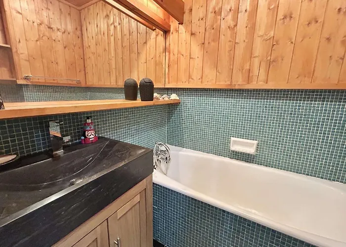 2 Pièces + Coin Nuit, 4-6 Couchages Avec Balcon Et Parking à - Fr-1-597-191 *